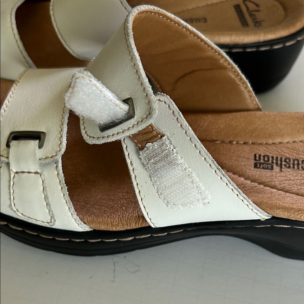Clarks Women's White Leather Sandals - Picture 7 of 10